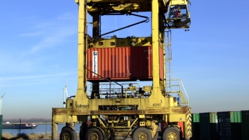 Straddle Carrier Shipping
