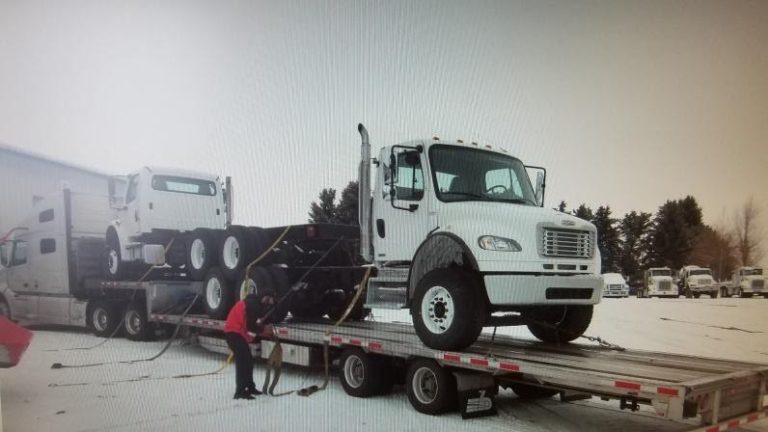 Truck Stacking Transport of two Semis